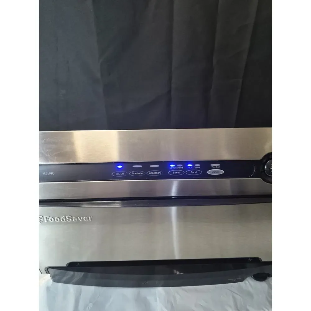 FoodSaver V3840 Vacuum Sealer w Bags Stainless, Clean And Ready Works Perfect..